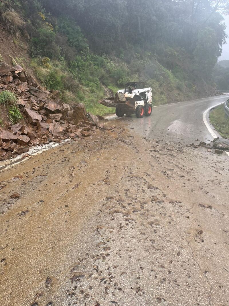 Trabajos en una carretera de la Serranía de Ronda afectada por las lluvias