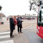 El concejal Carbonell y el gerente de la EMT, con la alcaldesa de Valencia, en la presentación de los nuevos vehículos 