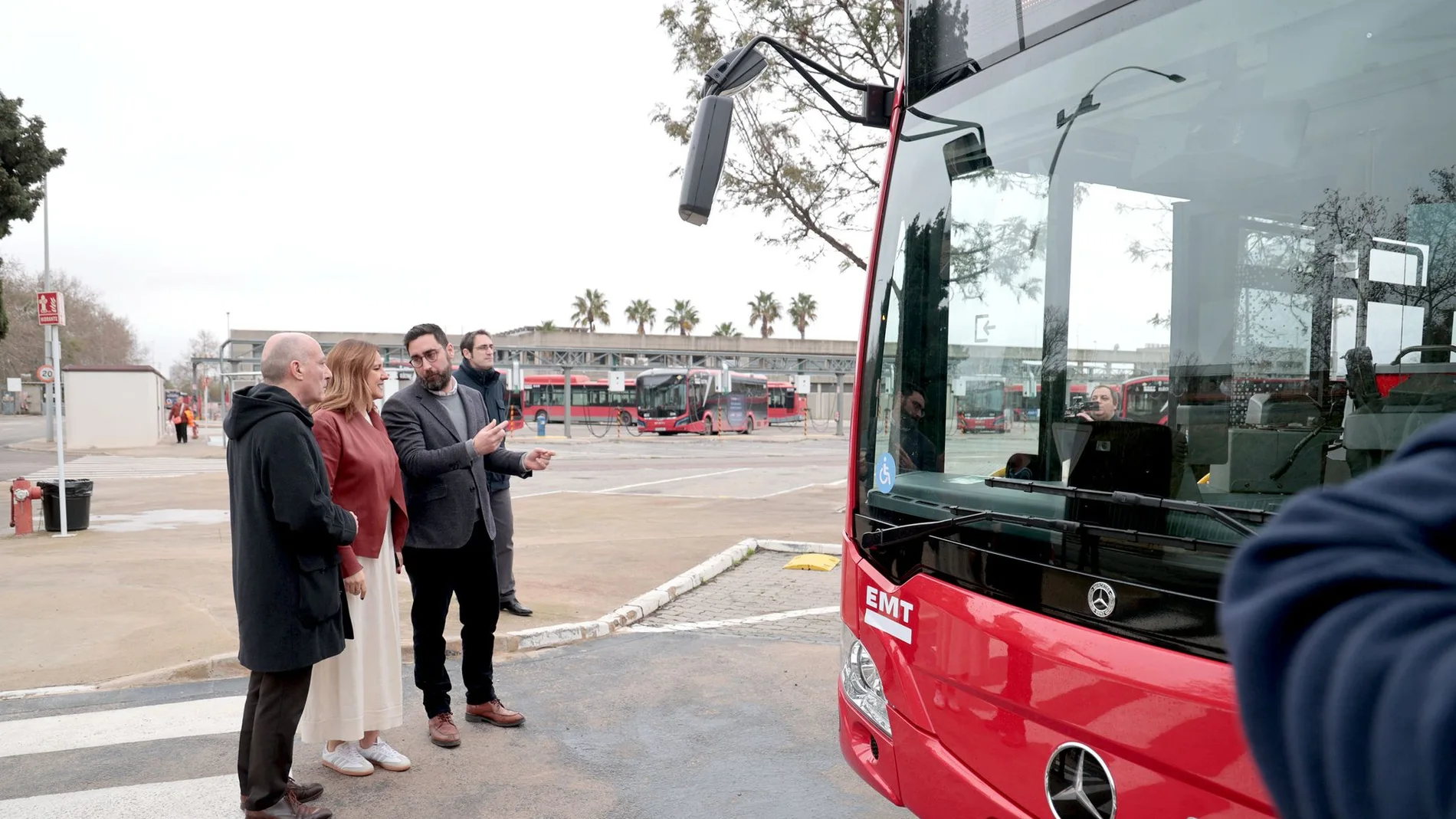 El concejal Carbonell y el gerente de la EMT, con la alcaldesa de Valencia, en la presentación de los nuevos vehículos