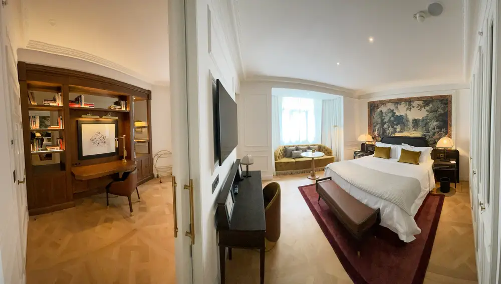 El Hotel Palace de Madrid reabre sus puertas tras su restauración. La presidenta de la Comunidad de Madrid isa