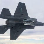 Misil Meteor de MBDA en la bahía de armas abierta de un avión F 35B del Cuerpo de Marines de EEUU. 