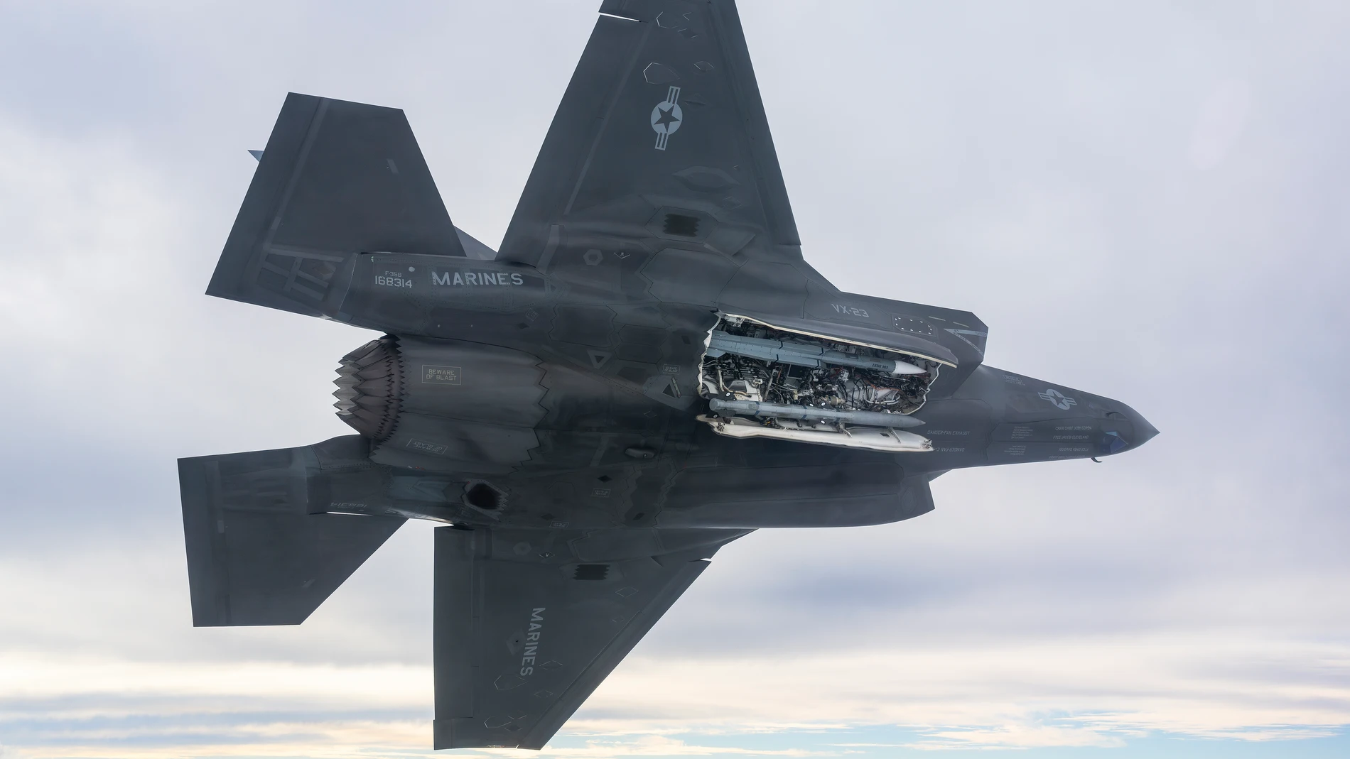 Misil Meteor de MBDA en la bahía de armas abierta de un avión F 35B del Cuerpo de Marines de EEUU.