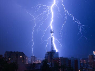 Rel&aacute;mpago sobre una antena 