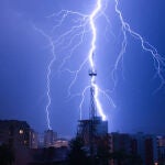 Relámpago sobre una antena 