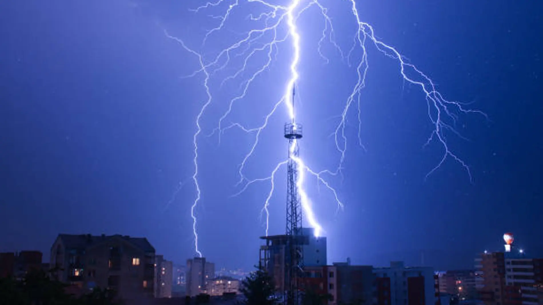 Relámpago sobre una antena