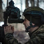 Un soldado ucraniano se prepara para atacar posiciones rusas en el frente de Donetsk