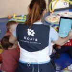Una profesora junto a sus alumnos de Koala Escuelas en Valladolid