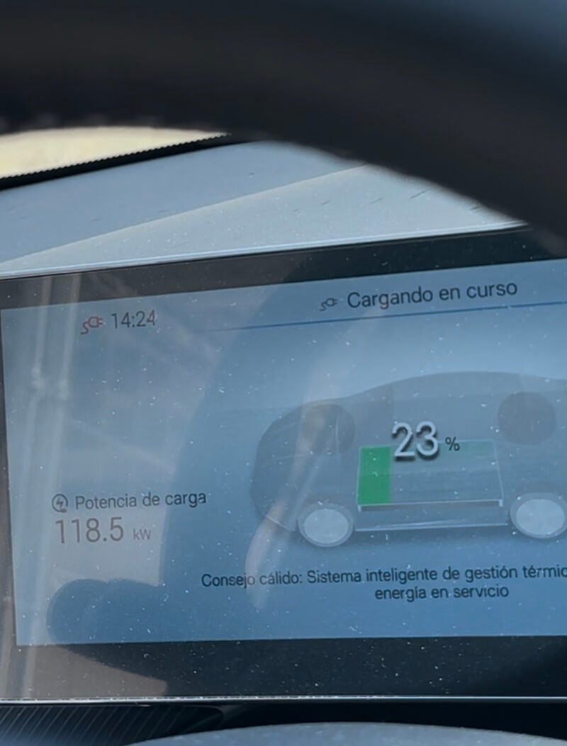Seal Design cargando en un Endesa X de 150 kW