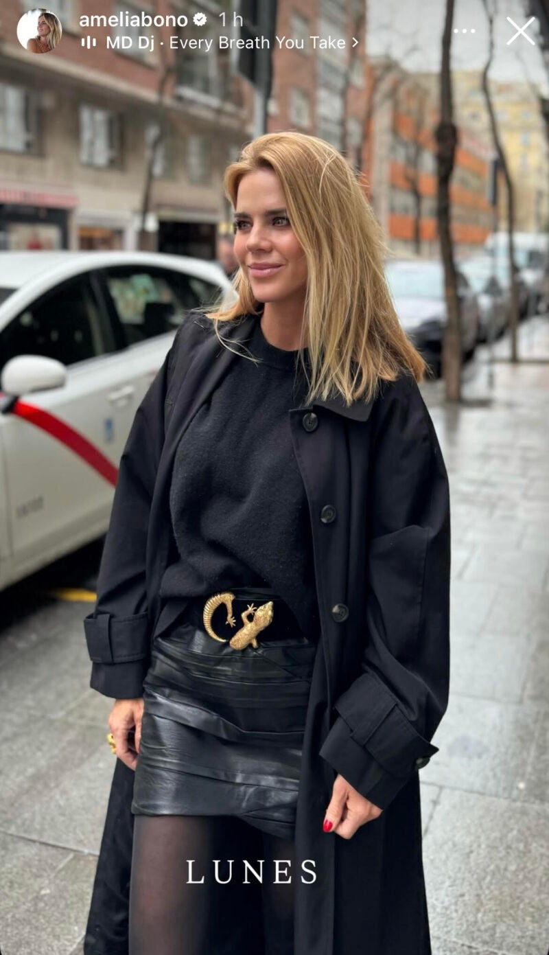 El look de Amelia Bono con zapatillas grises.