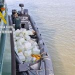 Imagen de la narcolancha interceptada en Lebrija
