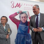 Una mujer de 86 años con delantal, cartel de Sevilla para el 8M