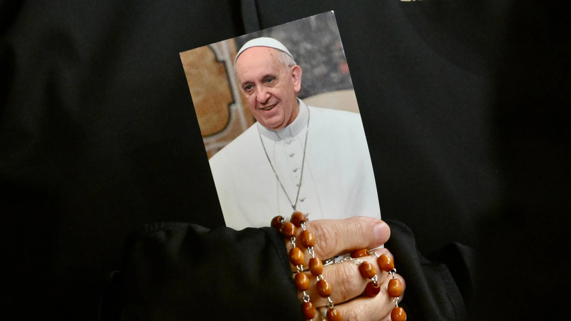 VAT101. CIUDAD DEL VATICANO (VATICANO), 03/03/2025.- Una monja sostiene una imagen del Papa Francisco y un rosario mientras los fieles asisten a una oración del Rosario por la salud del pontífice en la Plaza de San Pedro este lunes, en la Ciudad del Vaticano (Vaticano). El Papa Francisco fue ingresado en el hospital Agostino Gemelli de Roma el 14 de febrero de 2025 debido a una infección de las vías respiratorias. EFE/EPA/ALESSANDRO DI MEO