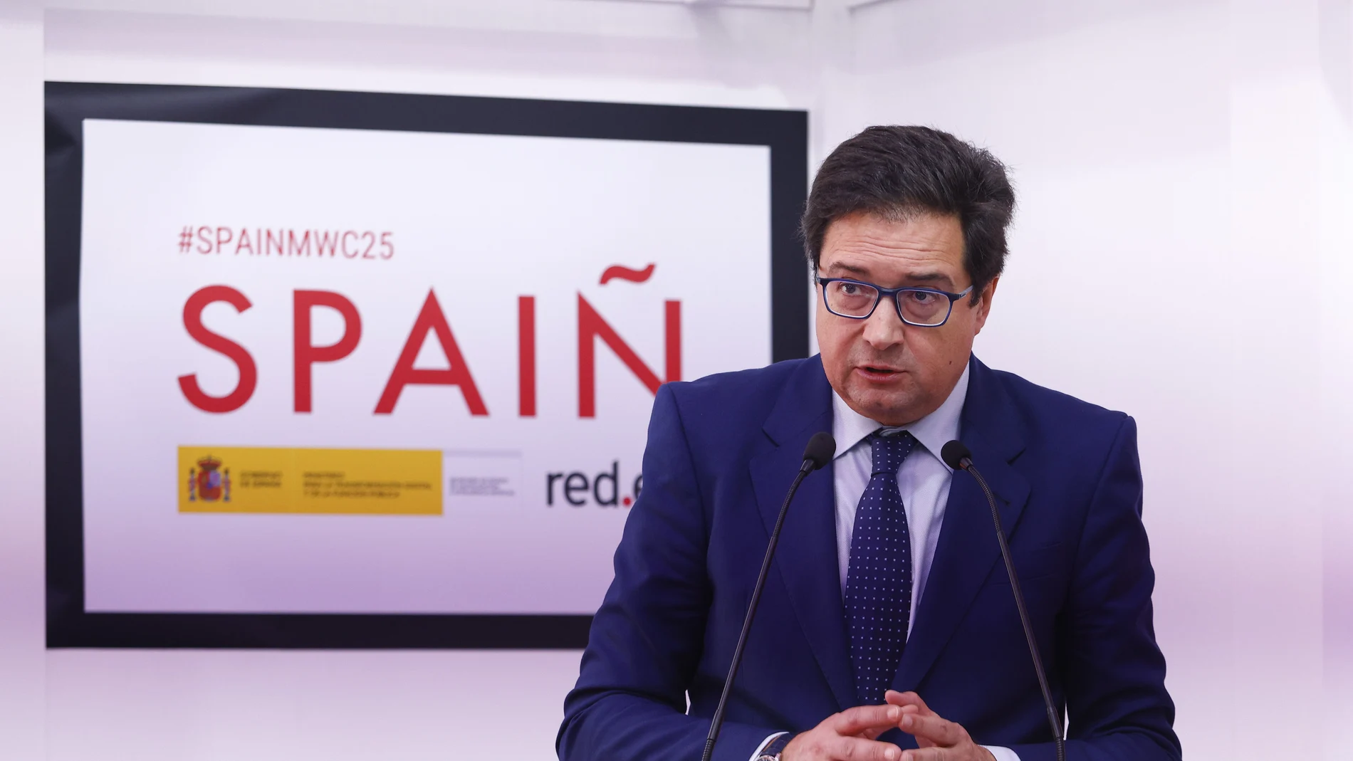 El ministro de Transformación Digital y para la Función Pública, Óscar López, inaugura el acto ´CambIA: de la investigación a la empresa’, en el que se presentan los resultados del programa ‘Misiones I+D en IA’, con casos de uso reales de aplicación en sectores estratégicos de la economía del país, durante la segunda jornada del MWC 2025.