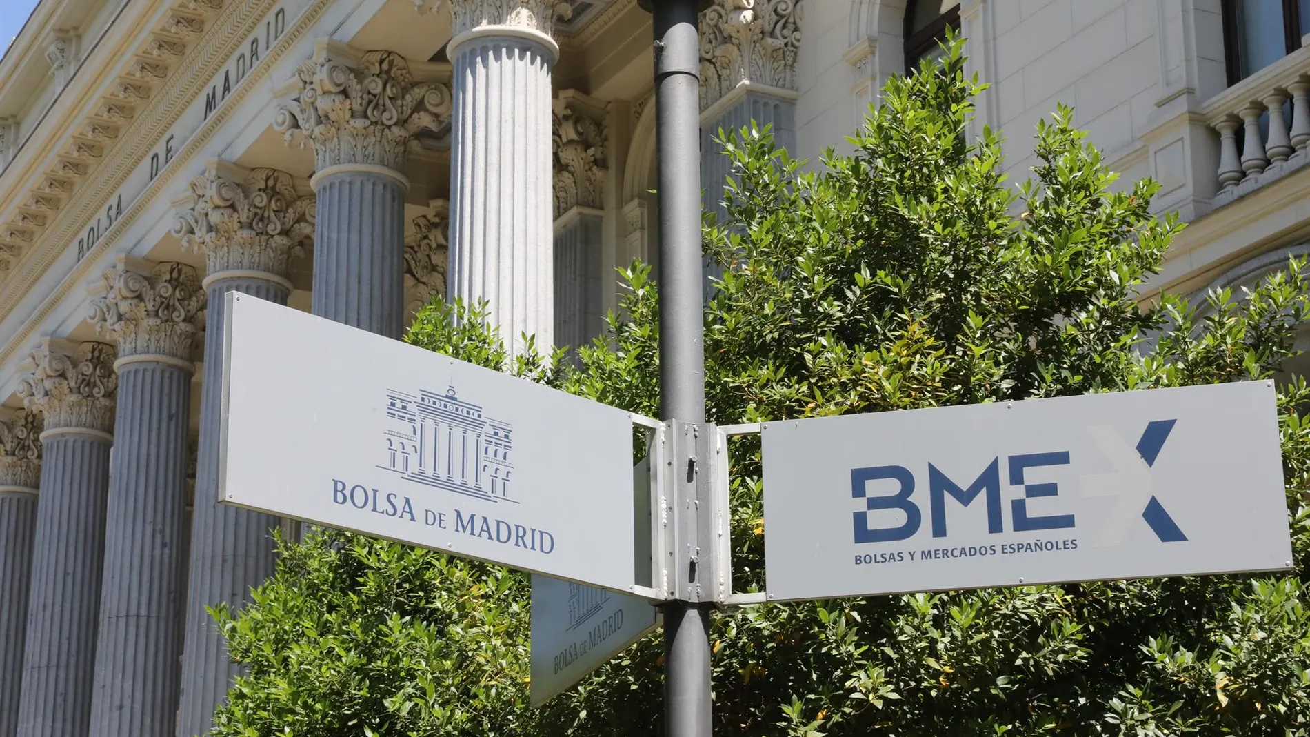 Economía/Bolsa.- El Ibex 35 cae un 1% en la apertura y pierde los 13.300 puntos, en plena guerra comercial