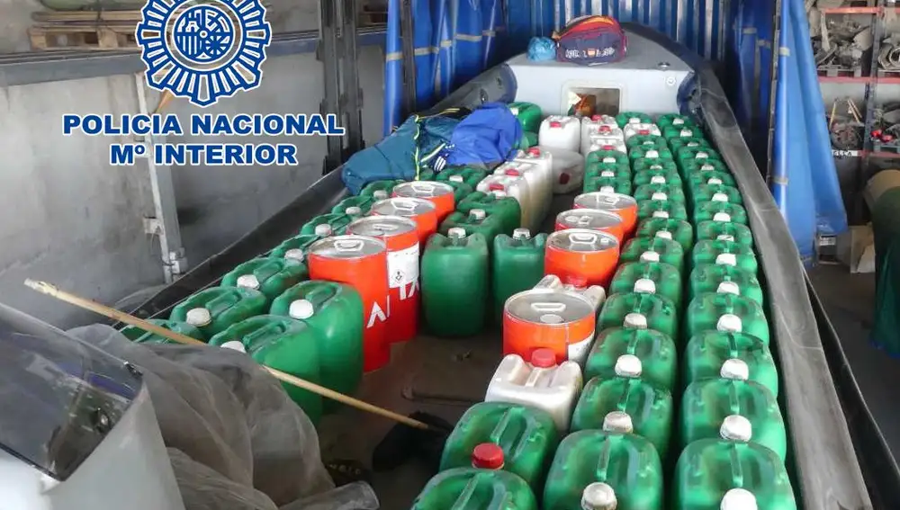 Garrafas de gasolina en una embarcación