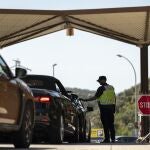 Policías nacionales controlan la frontera de La Jonquera (Girona)