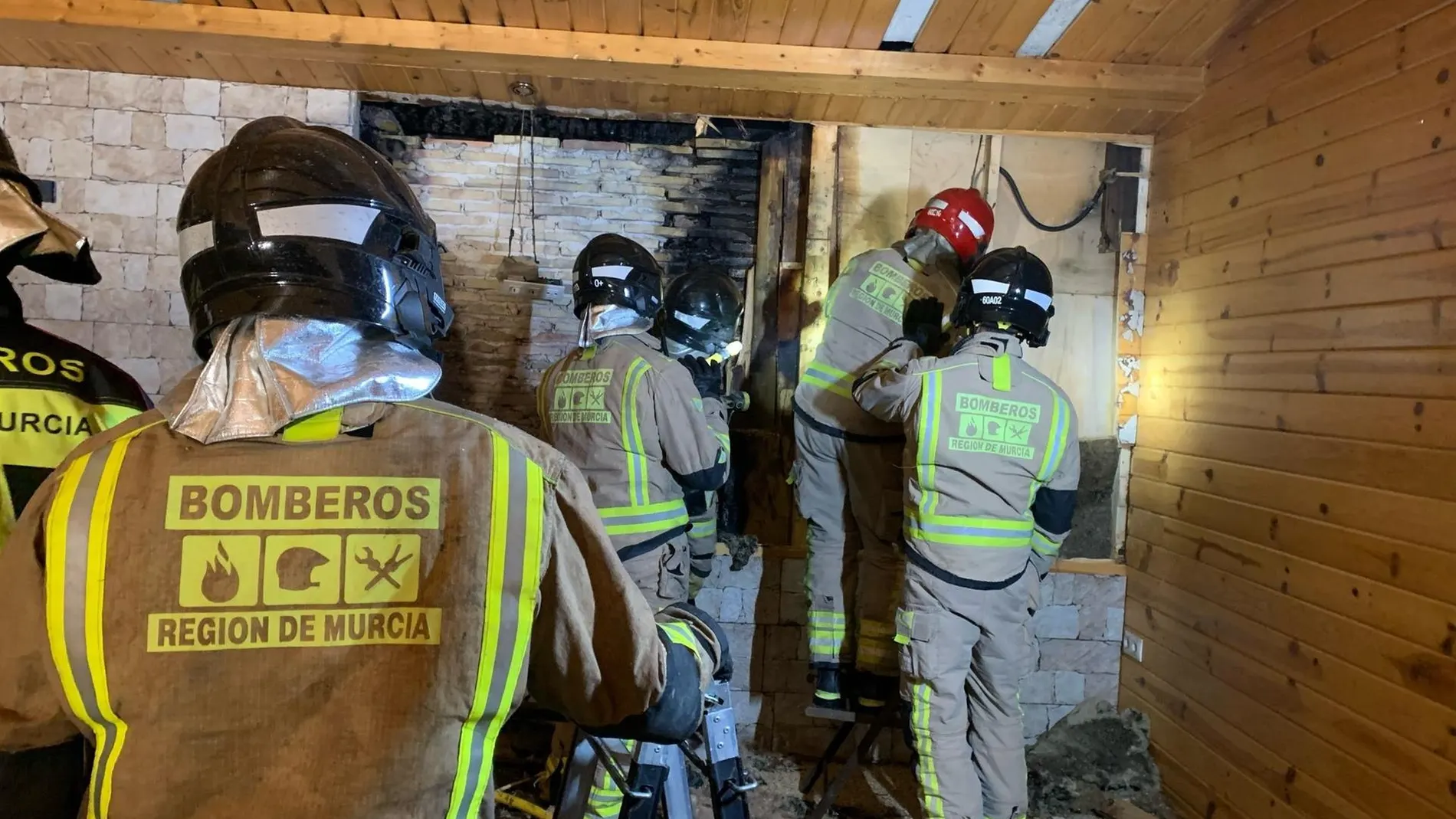 MURCIA.-Sucesos.- Bomberos del Consorcio apagan el incendio declarado en el techo de madera de una vivienda en Jumilla