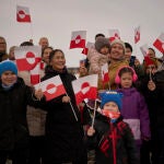 Simpatizantes de Qupanuk Olsen con banderas de Groenlandia en un mitin