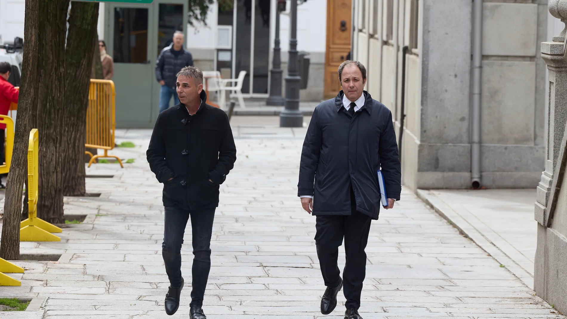El socio de De Aldama, Alberto Escolano(i), a su salida de declarar al Tribunal Supremo, a 4 de marzo de 2025, en Madrid (España). El instructor del ‘caso Koldo’ en el Tribunal Supremo (TS), Leopoldo Puente, ha citado a 17 testigos entre el 25 de febrero y el 5 de abril de 2025. Entre los convocados están Carlos Moreno, el jefe de Gabinete del Ministerio de Hacienda, para quién el presunto conseguidor de la trama asegura que entregó a Koldo García 25.000 euros como gesto de agradecimiento; el...