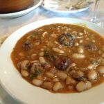 El bocata de cocido lebaniego y caviar de mostaza que arrasa en Cantabria
