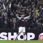 Marco Asensio celebra uno de sus dos goles al Cardiff en la FA Cup
