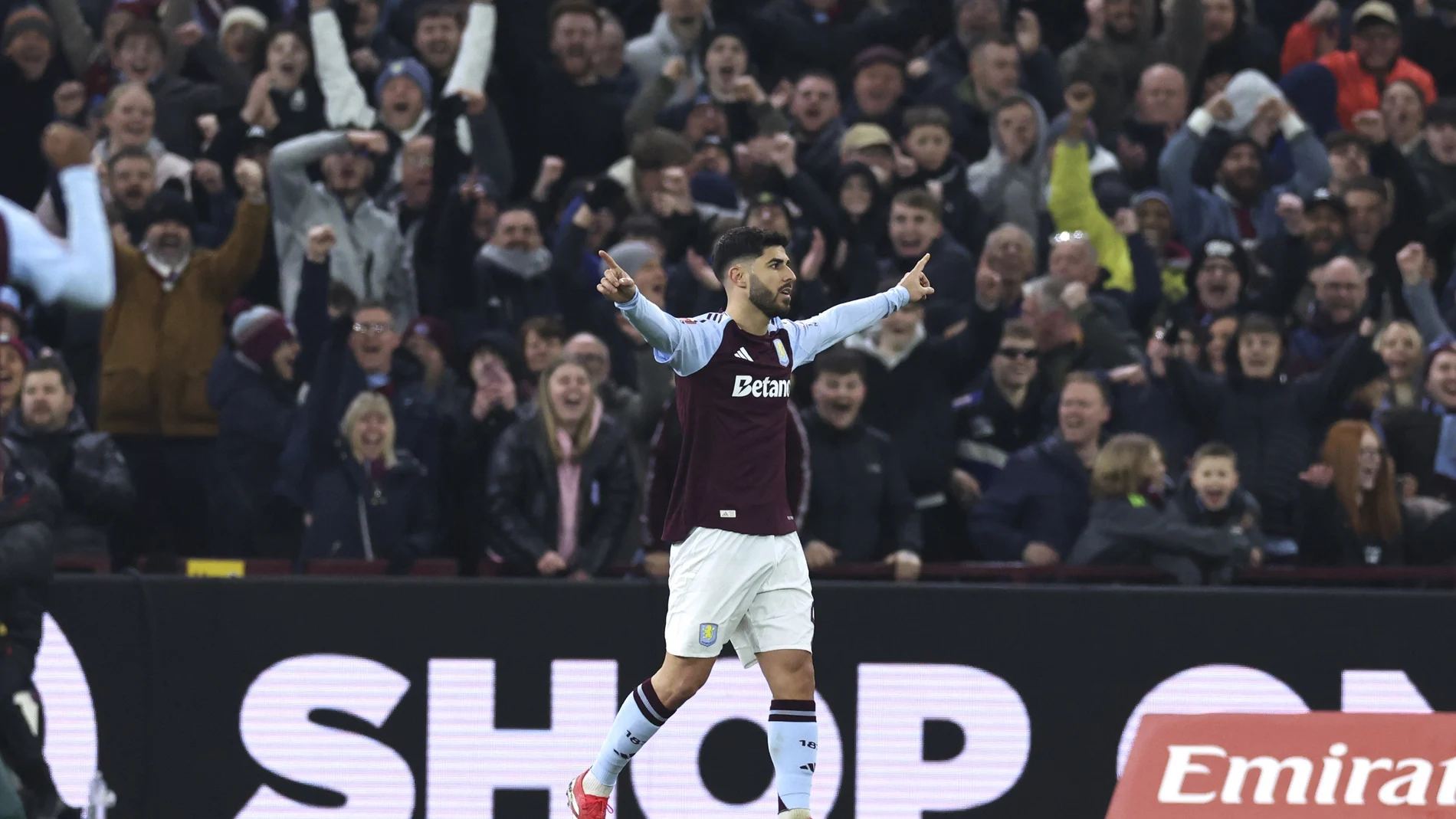Marco Asensio celebra uno de sus dos goles al Cardiff en la FA Cup