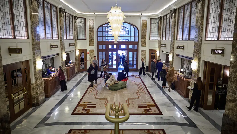 El Hotel Palace de Madrid reabre sus puertas tras su restauración. La presidenta de la Comunidad de Madrid isa