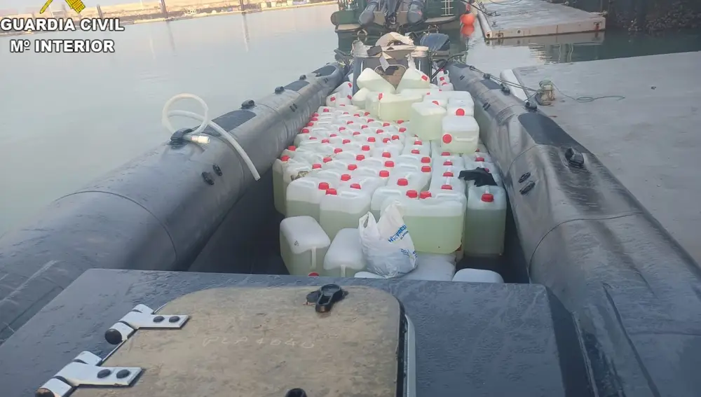 Una narcolancha cargada de bidones de gasolina en la desembocadura del Guadalquivir