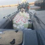 Una narcolancha cargada de bidones de gasolina en la desembocadura del Guadalquivir
