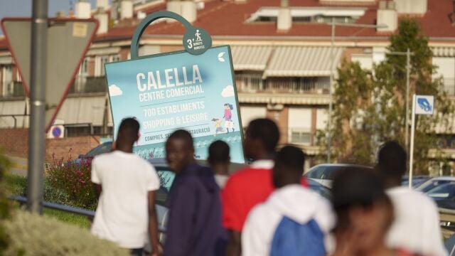 Inmigrantes de origen subsahariano, solicitantes de asilo, ubicados en varios hoteles de Calella (Cataluña), de forma temporal hasta que puedan ser reubicados a nuevos destinos