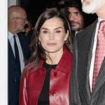 La Reina Letizia con chaqueta de cuero roja de Mango en la inauguración de ARCO