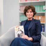 Paloma Caro posa con su nueva novela, «Homenaje a tu silencio».