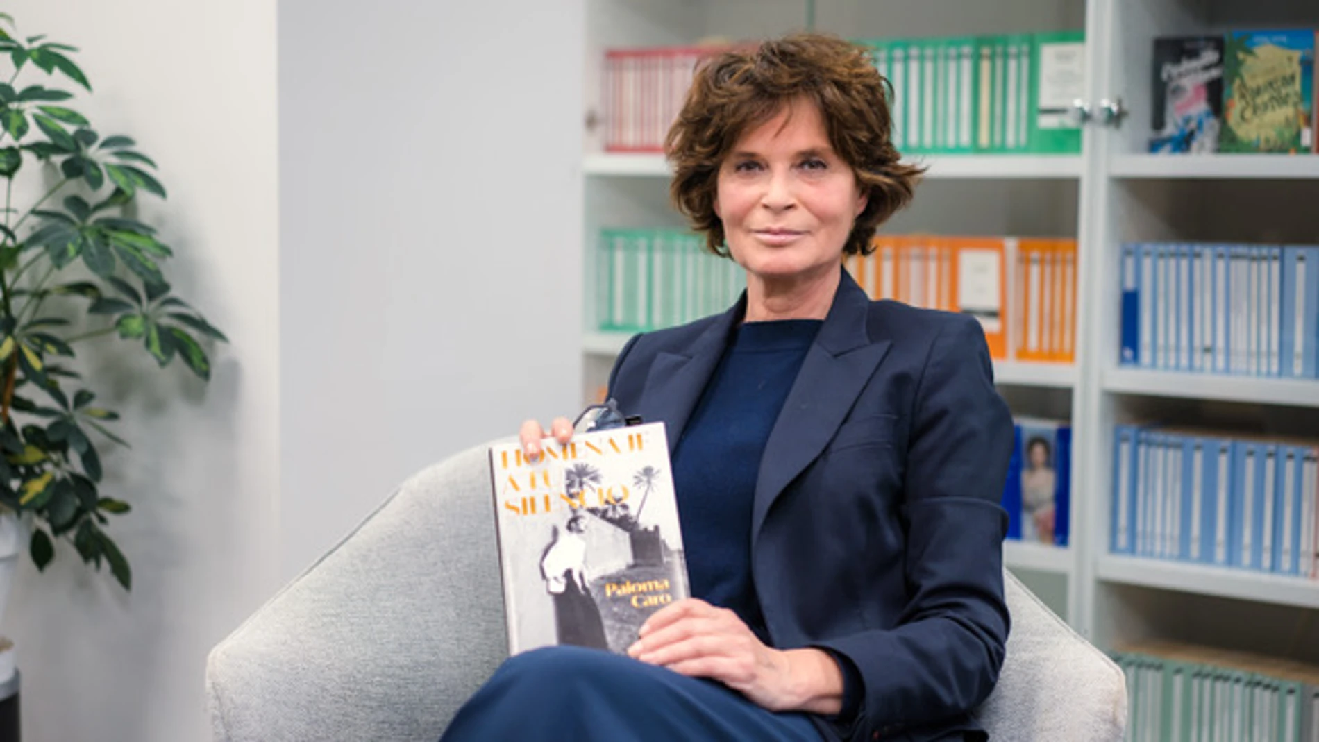 Paloma Caro posa con su nueva novela, «Homenaje a tu silencio».