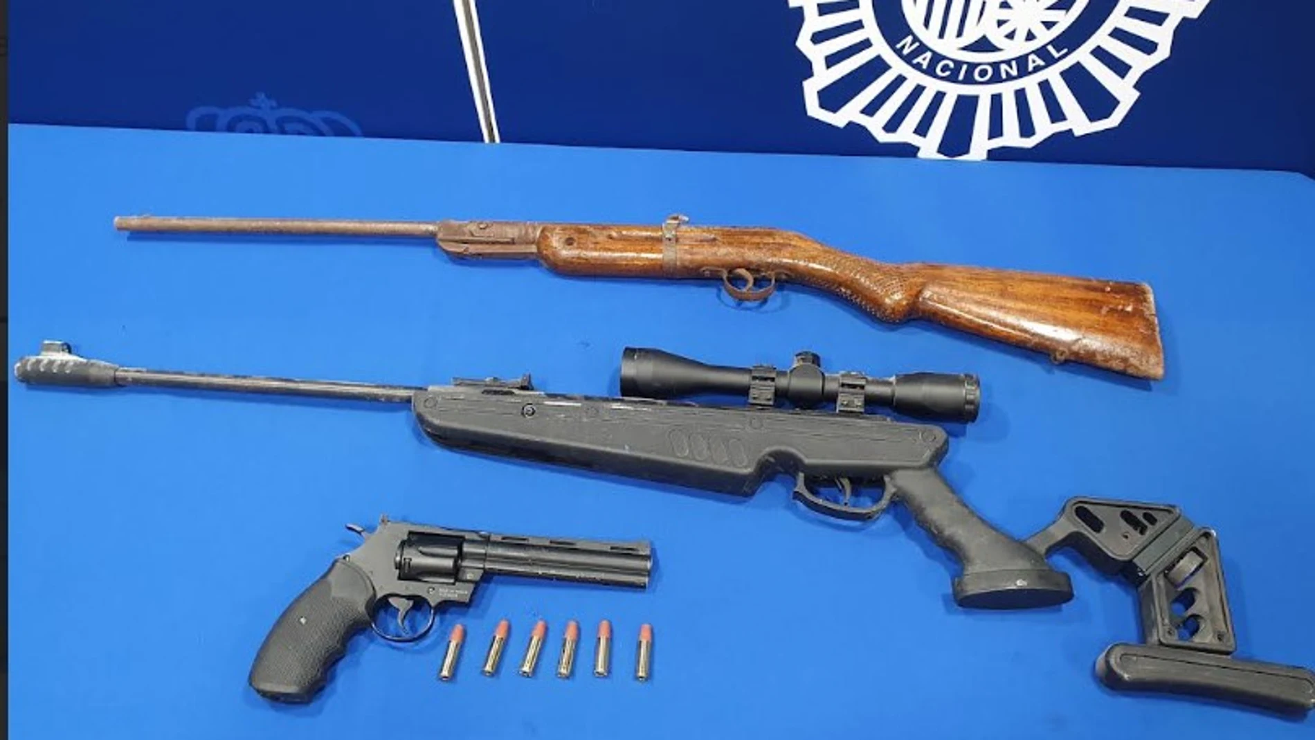 Armas con las que el empresario amenazaba al trabajador