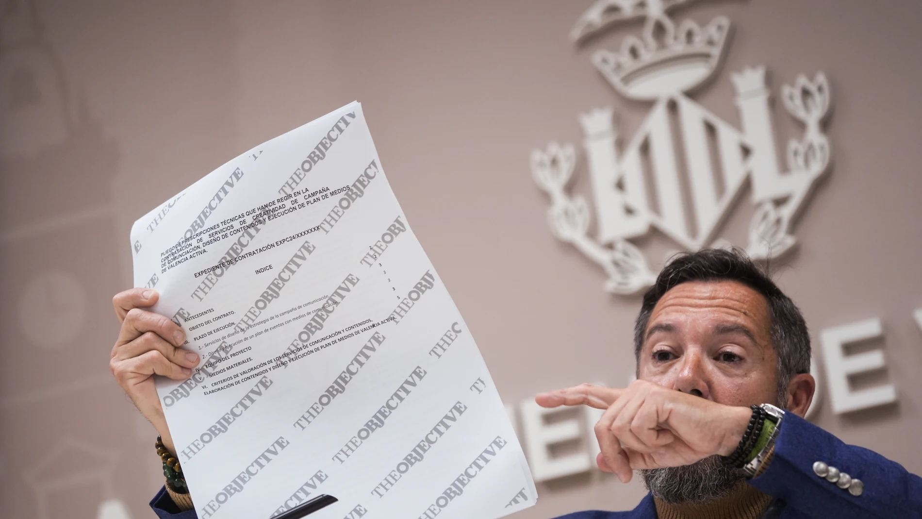 El hasta ahora portavoz de VOX en el Ayuntamiento de Valencia, Juanma Badenas, comparece tras su inhabilitación, a 5 de marzo de 2025, en Valencia, Comunidad Valenciana (España). La alcaldesa de València, María José Catalá (PP), ha reorganizado este martes su equipo de gobierno, formado por PP y VOX, después de que VOX haya decidido inhabilitar a su portavoz y segundo teniente alcalde, Juanma Badenas, hasta aclarar la adjudicación de unos contratos. 05 MARZO 2025;VOX;VALENCIA;PORTAVOZ;INHABI...