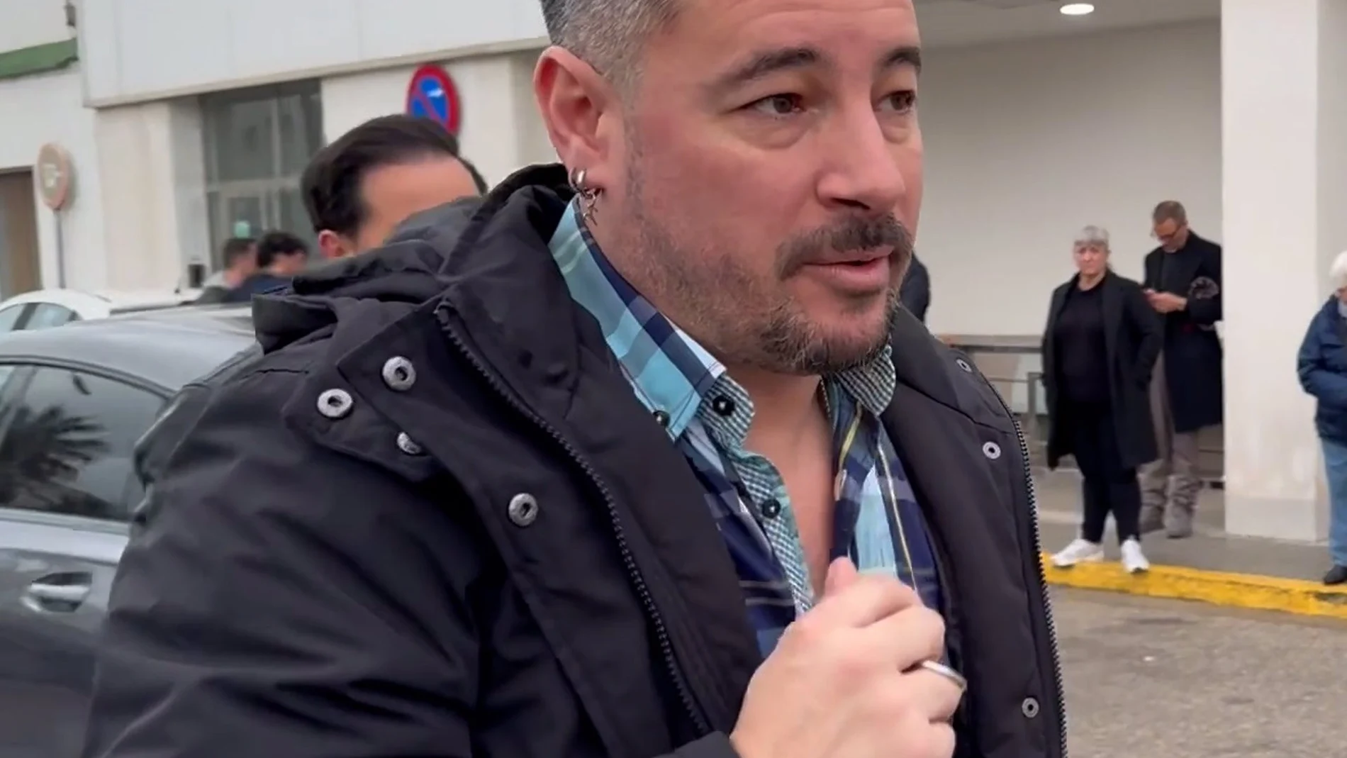 Andy llega al último adiós del hermano de Lucas visiblemente emocionado