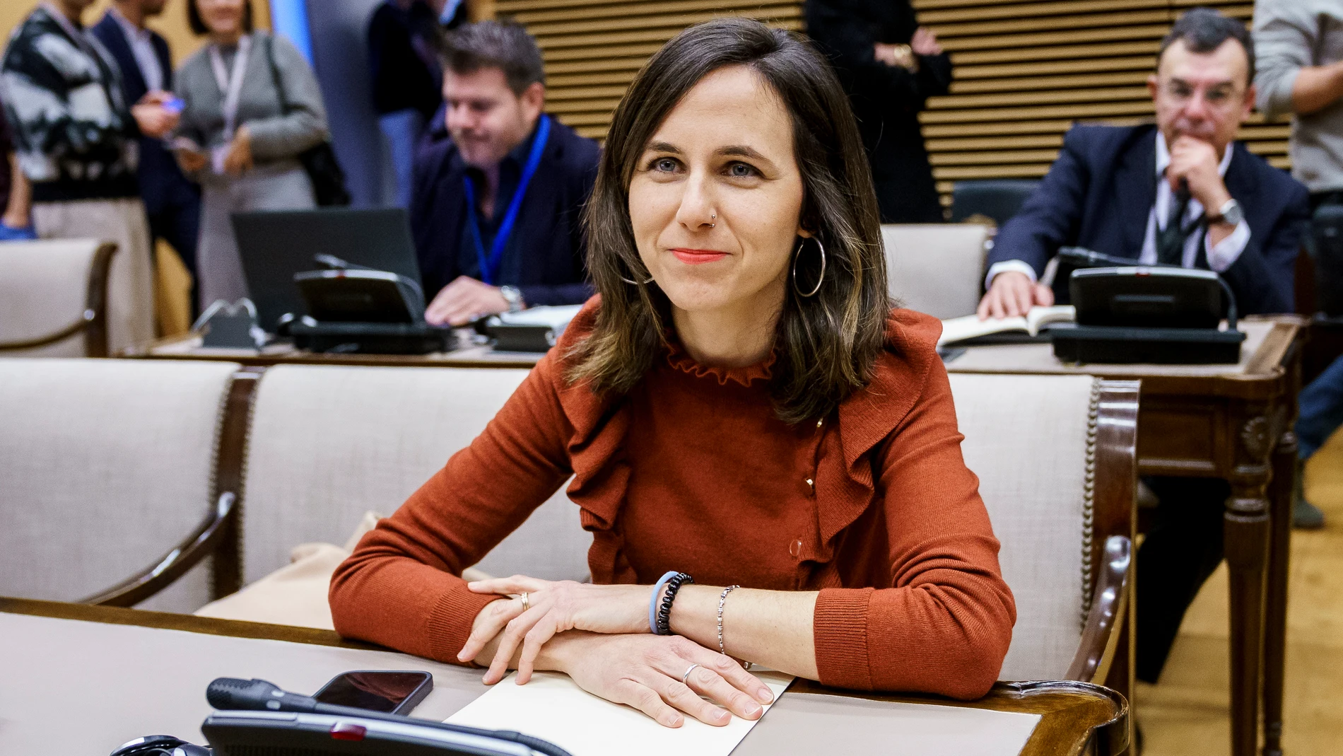 La secretaria general de Podemos, Ione Belarra, durante la comparecencia del expresidente del Gobierno Mariano Rajoy en la comisión de Investigación sobre la denominada "Operación Cataluña" y las actuaciones del Ministerio del Interior durante los gobiernos del Partido Popular en relación con las presuntas irregularidades que vinculan a altos cargos y mandos policiales con la existencia de una trama parapolicial, en el Congreso de los Diputados, a 5 de marzo de 2025, en Madrid (España).05 M...