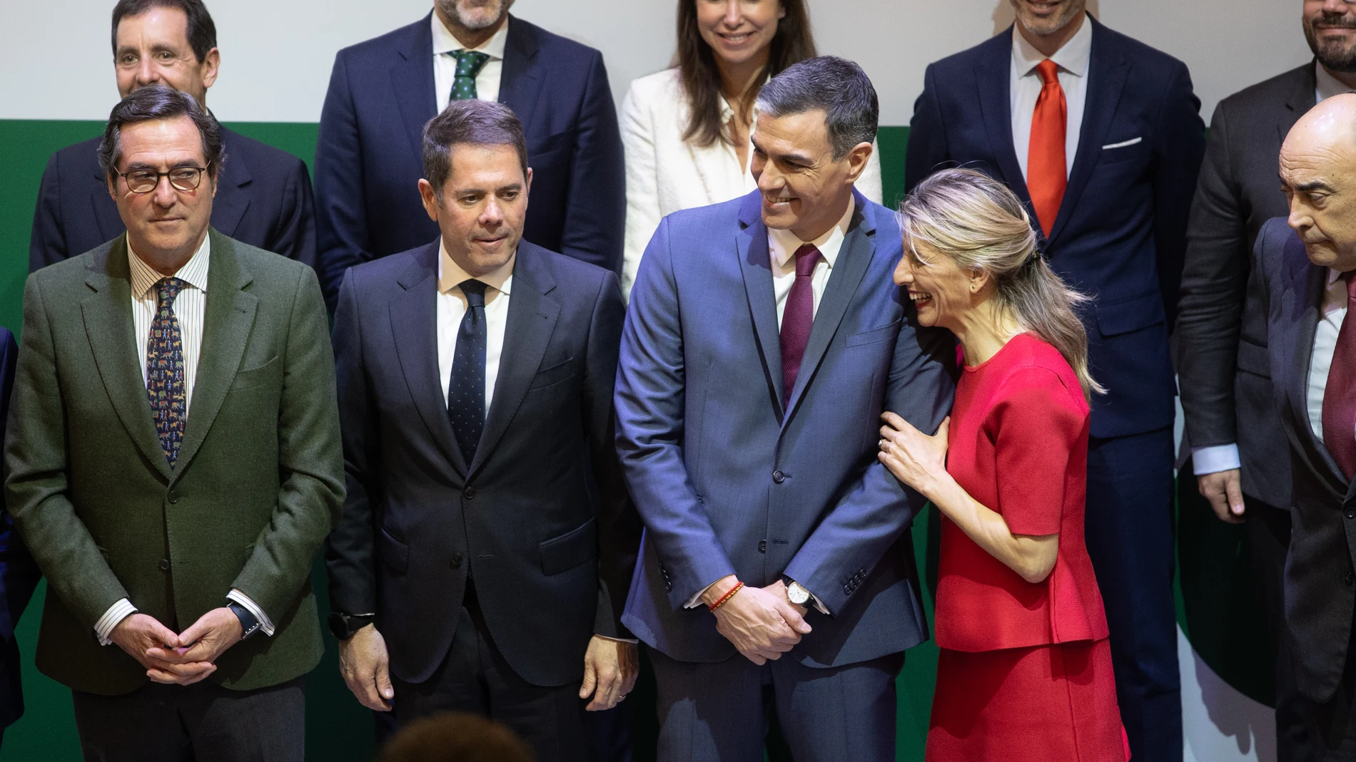 (I-D) El presidente de la CEOE, Antonio Garamendi; el presidente de Cepyme, Gerardo Cuerva; el presidente del Gobierno, Pedro Sánchez y la vicepresidenta segunda y ministra de Trabajo, Yolanda Díaz, durante la clausura del acto de entrega de los 'XI Premios Cepyme 2024', a 5 de marzo de 2025, en Madrid (España). Estos premios tienen como fin promover el reconocimiento social de la figura del empresario y divulgar su labor al servicio de la sociedad, en el marco de un tejido productivo formado...