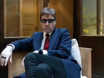 Albert Serra: En 'Tardes de soledad' hay muchas imágenes 'crísticas', de ritual cristiano GRAFCAT4892. BARCELONA, 05/03/2025.- Premio Nacional de Tauromaquia 2024, aunque regala siempre las distinciones que obtiene, porque no es de guardar trofeos ni medallas, el cineasta Albert Serra desconoce cómo recibirá el público su nueva propuesta, el documental taurino 'Tardes de soledad', que se estrena en salas españolas este viernes. EFE/Marta Pérez