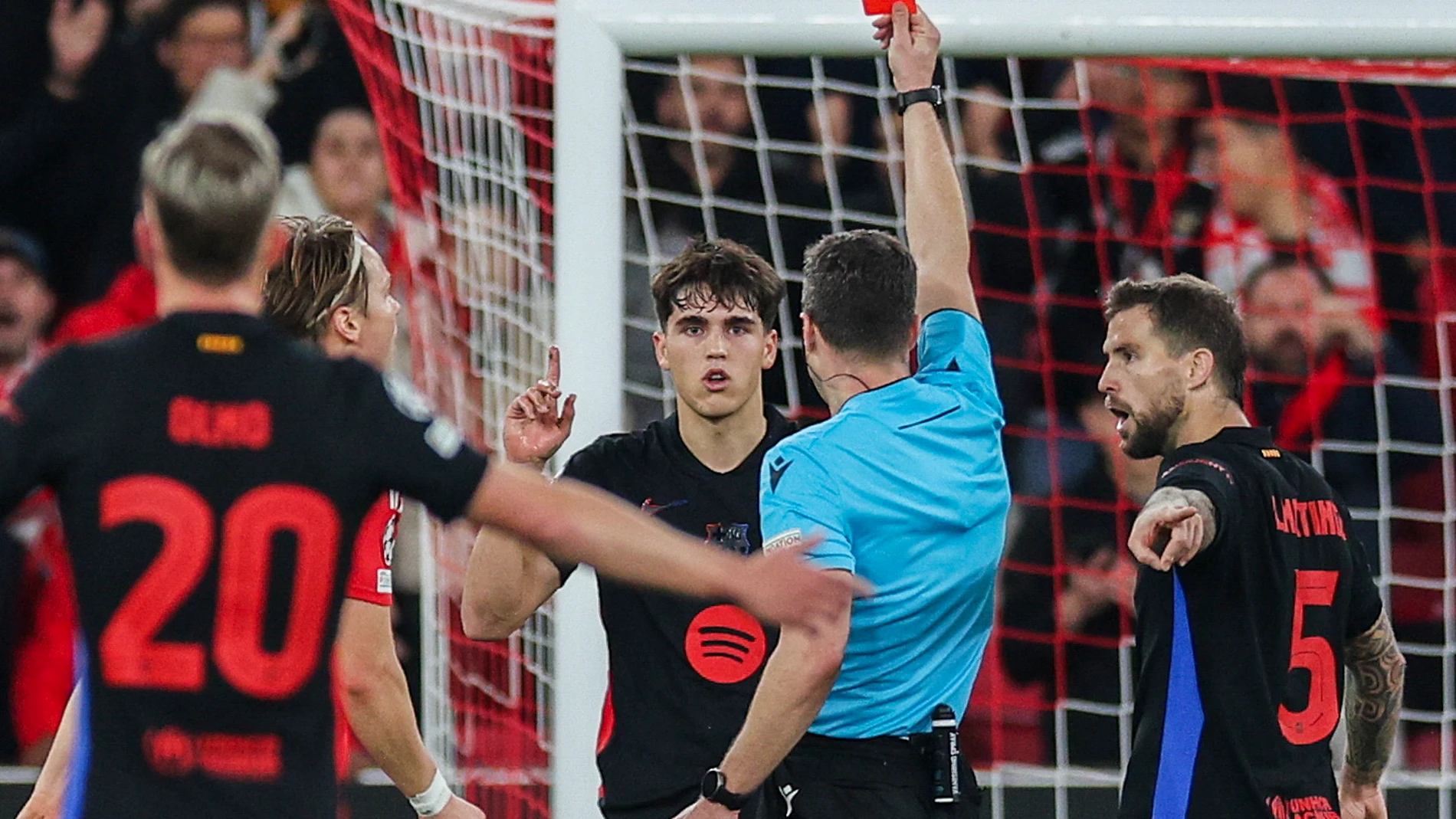 Lisbon (Portugal), 05/03/2025.- Referee Felix Zwayer shows a red card to Barcelona's player Pau Cubarsi (C) during the UEFA Champions League Round of 16 first leg soccer match between Benfica and Barcelona held at Luz Stadium, Lisbon, Portugal, 05 March 2025. (Liga de Campeones, Lisboa) EFE/EPA/MIGUEL A. LOPES