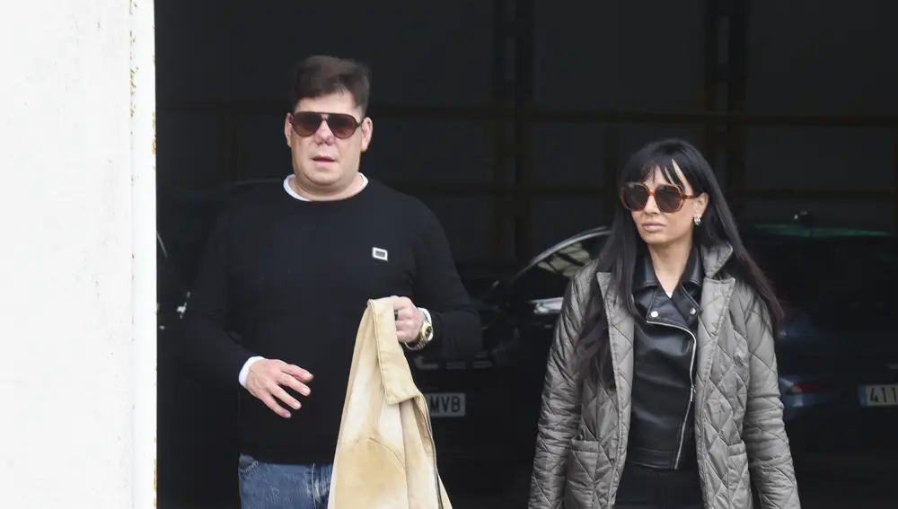 Lucas González y su mujer, Mari José, en el velatorio de Pedro, hermano del artista