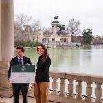 Martínez-Almeida, en el Parque del Retiro, recibió esta distinción de manos de la directora de la Fundación Arbor Day, Sophia Plitt
