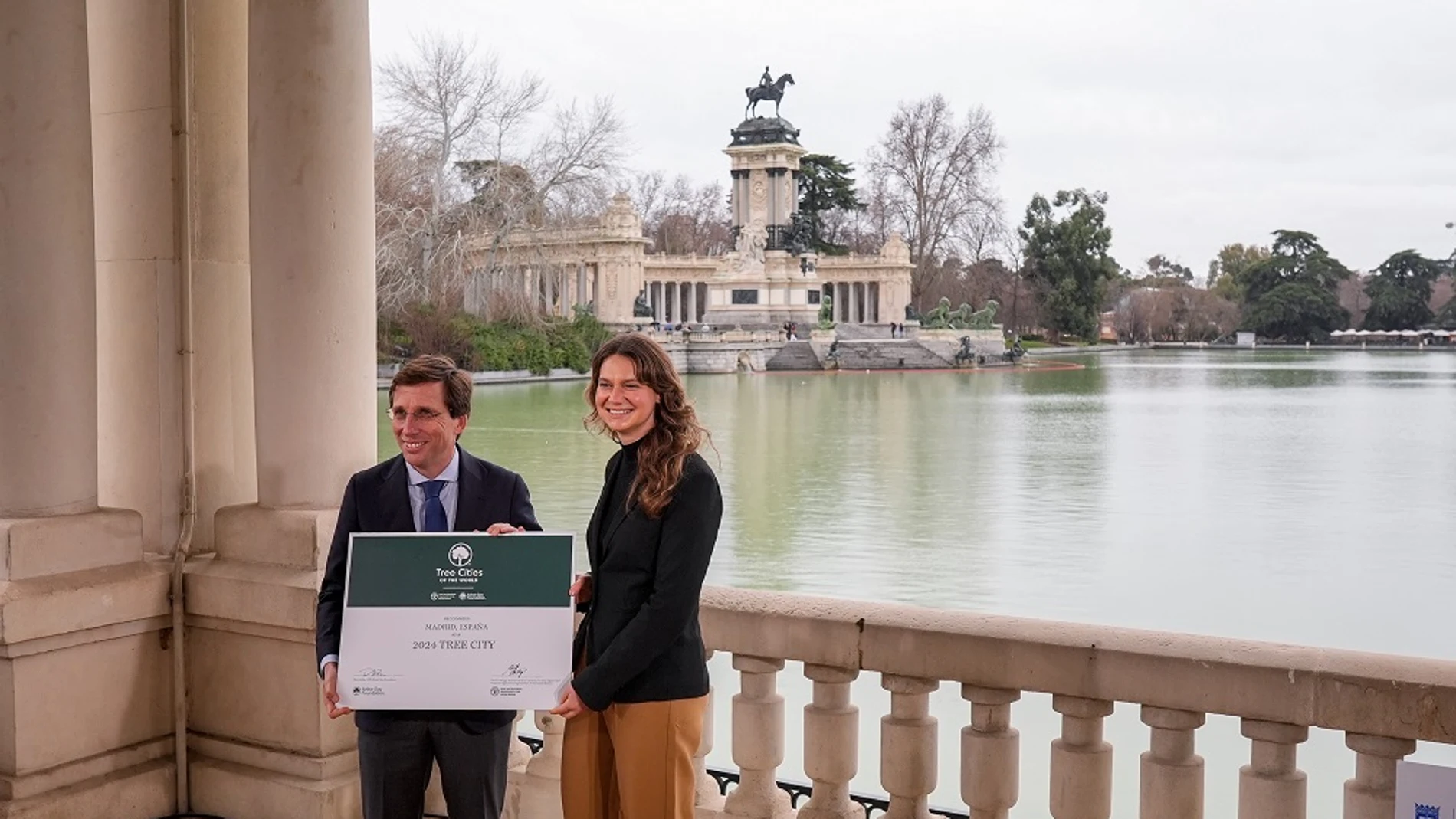 Martínez-Almeida, en el Parque del Retiro, recibió esta distinción de manos de la directora de la Fundación Arbor Day, Sophia Plitt