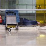 Personas sin hogar pernoctan en la terminal T4 de Barajas.
