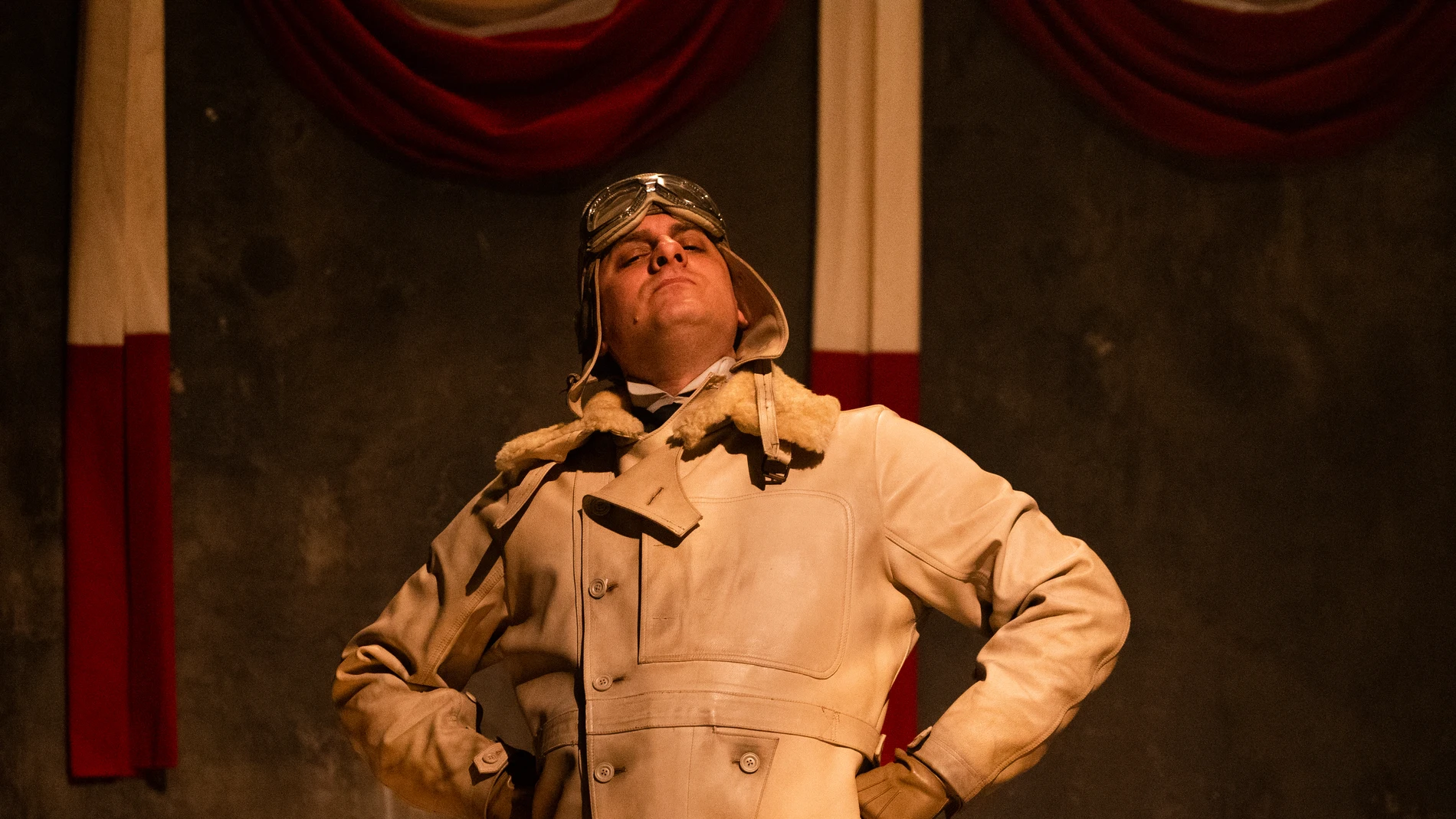 Luca Marinelli luce irreconocible en el papel de Benito Amilcare Andrea Mussolini