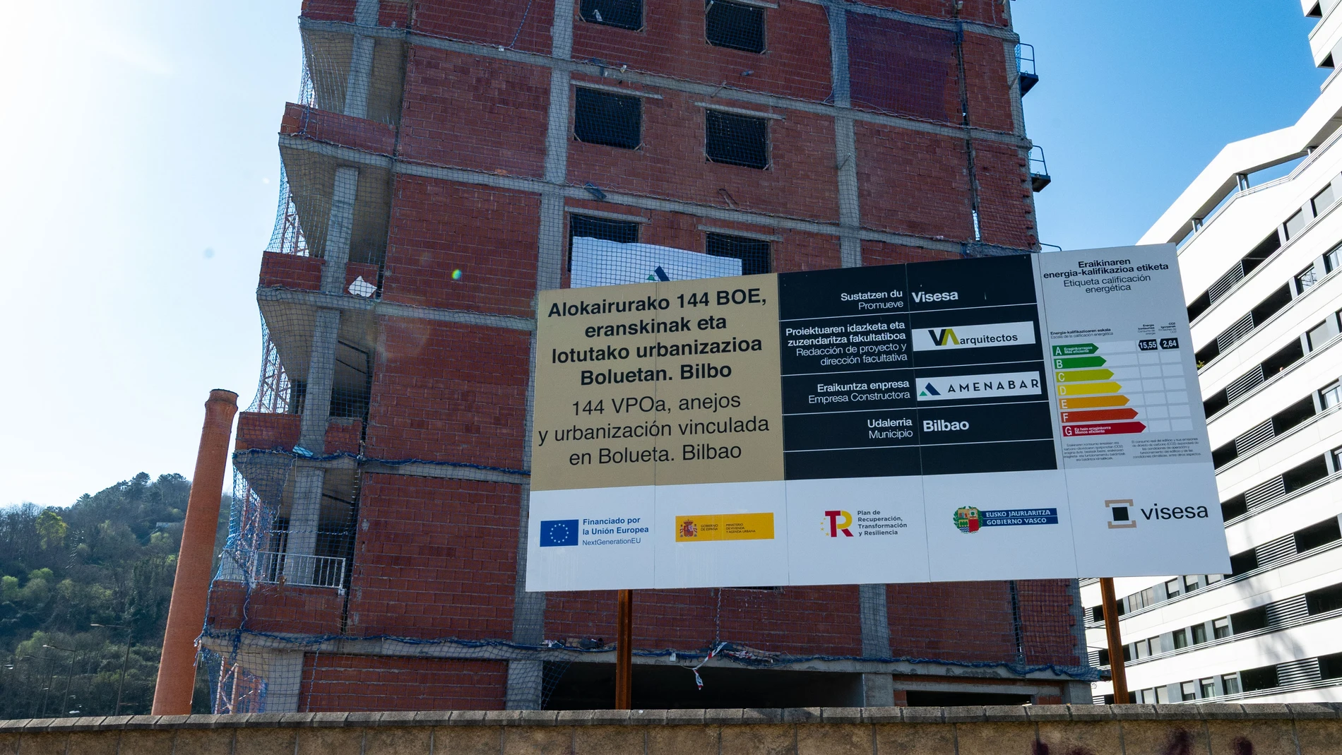 La ministra de Vivienda, Isabel Rodríguez y el consejero de Vivienda y Agenda Urbana del Gobierno Vasco, Denis Itxaso, durante la visita a una promoción de 144 VPO en alquiler, a 5 de marzo de 2025, en Bilbao, País Vasco (España). El consejero de Vivienda y Agenda Urbana del Gobierno Vasco, Denis Itxaso, ha anunciado que se va a impulsar una Ley de Medidas para acelerar la construcción de vivienda y proteger el mercado de alquiler, que espera aprobar este año, y que contempla medidas como la ...