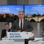 El vicesecretario de Coordinación Autonómica y Local, Elías Bendodo(C); el secretario general del PP de Castilla y León, Paco Vázquez; y la presidenta del PP de Palencia, Ángeles Armisén, celebran una reunión con presidentes de las federaciones regionales de la FEMP