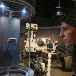 Una visitante de la muestra contempla el fragmento de un meteorito procedente de Marte