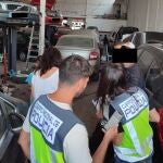 Momento de la intervención policial que se ha saldado con la detención de tres varones por, presuntamente, explotar laboralmente a ciudadanos extranjeros en situación irregular en unos talleres de reparación de vehículos en Torre Pacheco (Murcia)