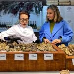 María Dolores Navarro junto a la consejera Conchita Ruiz, ayer en su puesto en el mercado de abastos